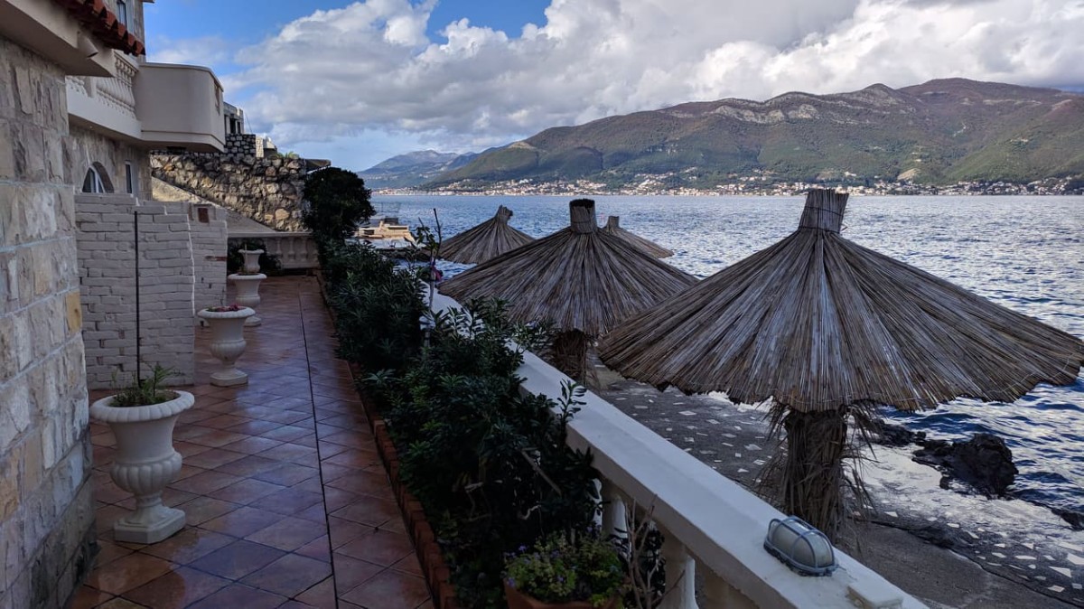 Kuća apartmanskog tipa sa izlazom na plažu i more, Tivat, Krašići