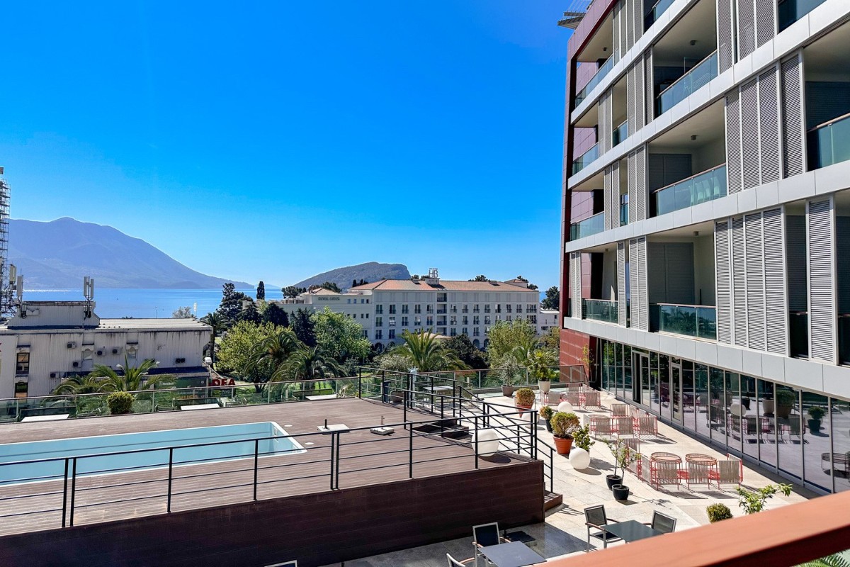 Poslovni prostor sa prihodom od zakupa u kompleksu TQ Plaza, Budva