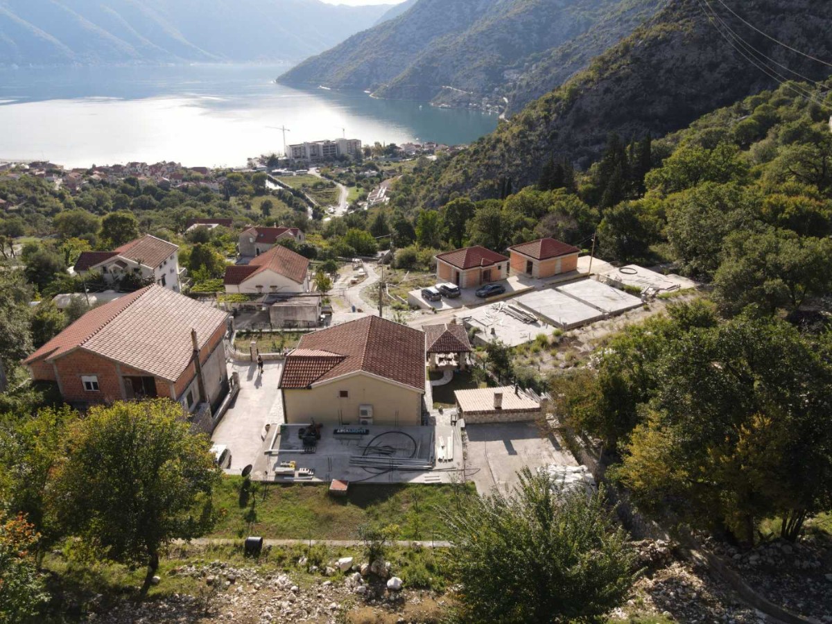 Kuća sa pogledom na more i velikim placem, Kotor, Risan
