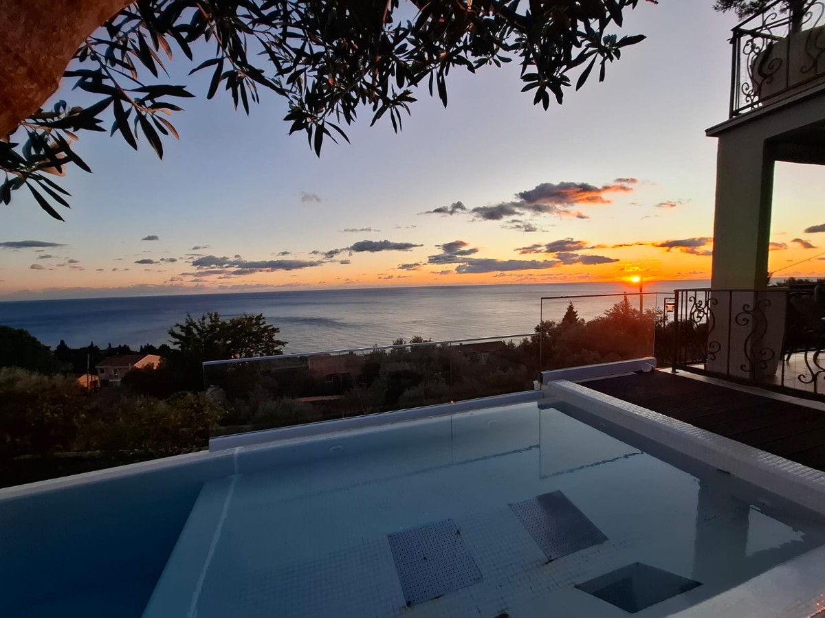 Renovirana kamena kuća sa infinity bazenom i pogledom na more, Budva, Reževići