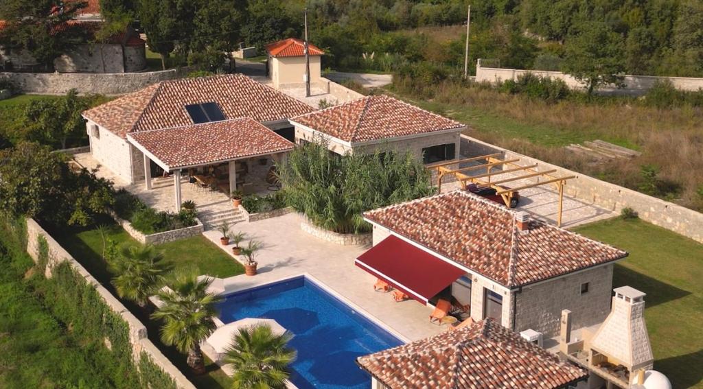 Beautiful property with big plots, Kotor, Radanovic