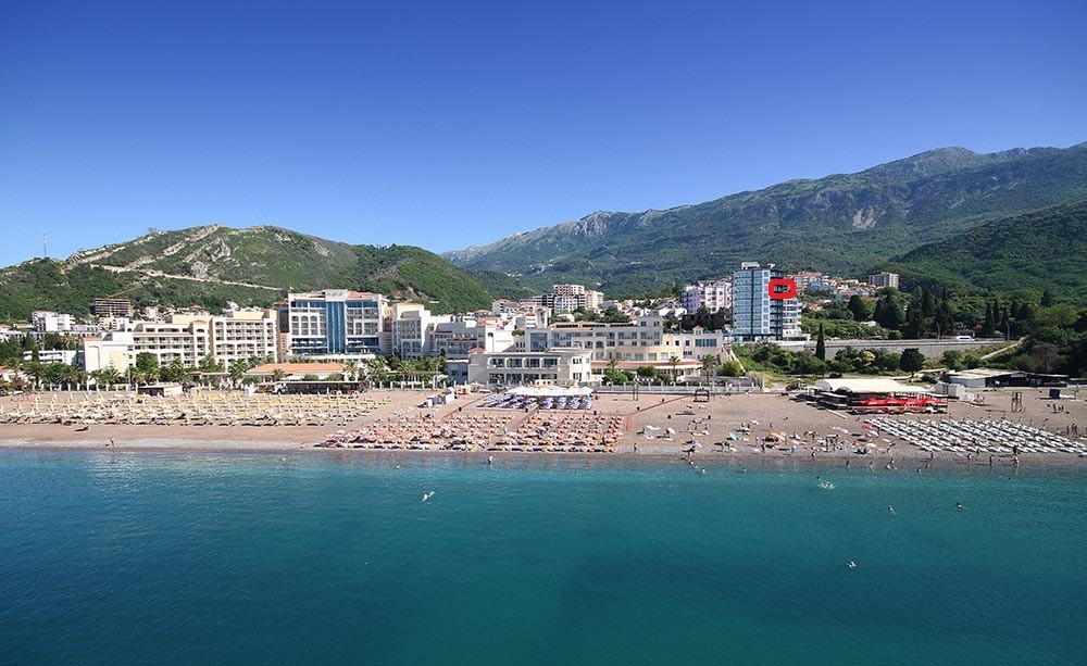 Stan sa dve spavaće sobe, parkingom i otvorenim pogledom na more, 150m od mora, Budva, Bečići