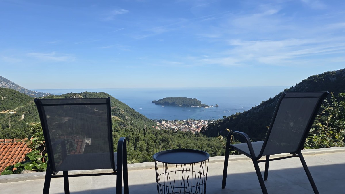 Renovirana kamena kuća sa panoramaskim pogledom na more, Markovići, Budva 