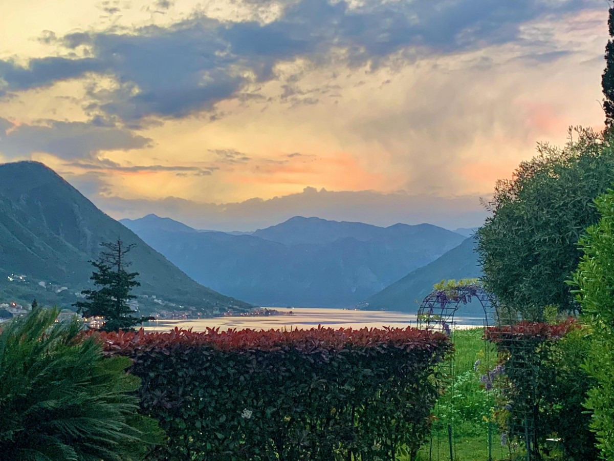 Dvosoban stan sa dvorišnom terasom i pogledom na more, Kotor, Dobrota