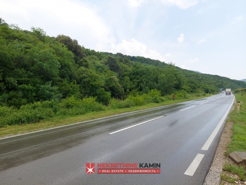 Na prodaju urbanizovan plac uz magistralu u Radanovićima