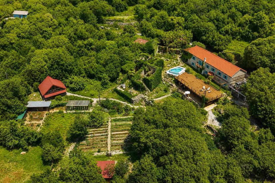 Jedinstveno imanje u prirodi sa velikim razvojnim potencijalom blizu Kotora, Tivta i Kotora