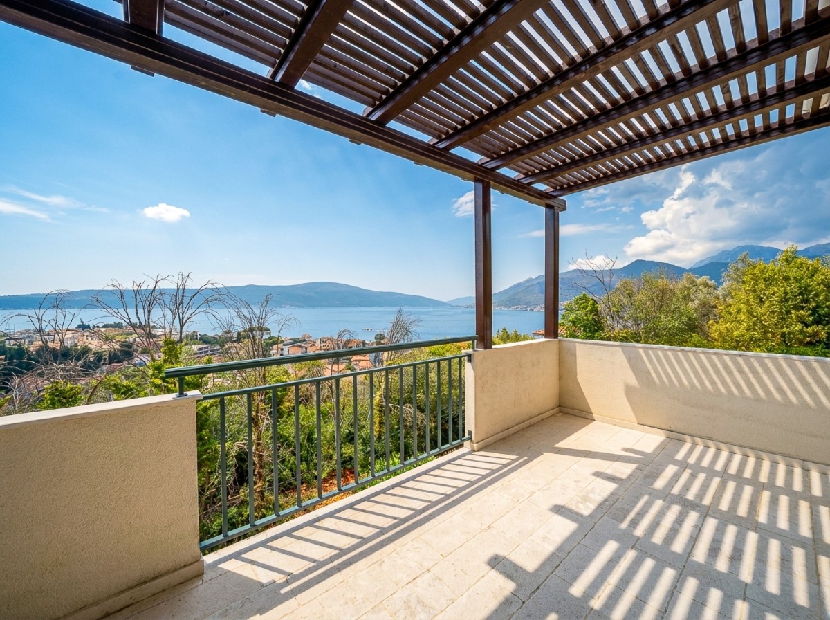Troetažna vila sa bazenom i panoramskim pogledom na more – Donja Lastva, Tivat