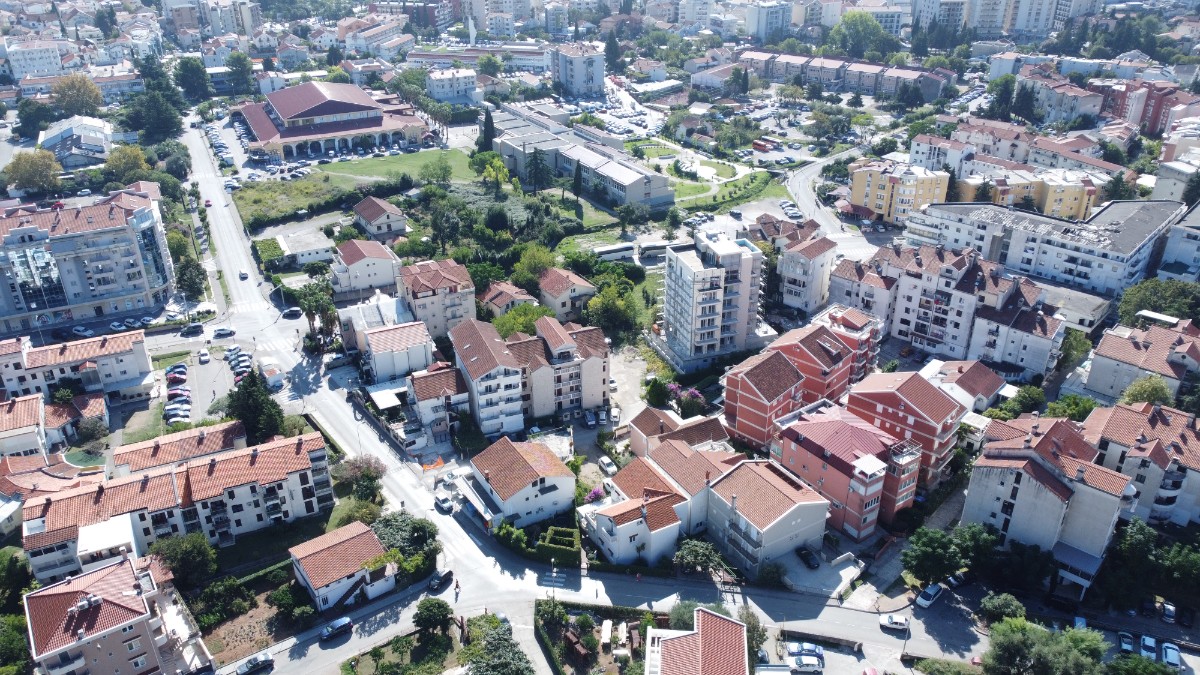 Na prodaju kuća apartmanskog tipa sa dvorištem