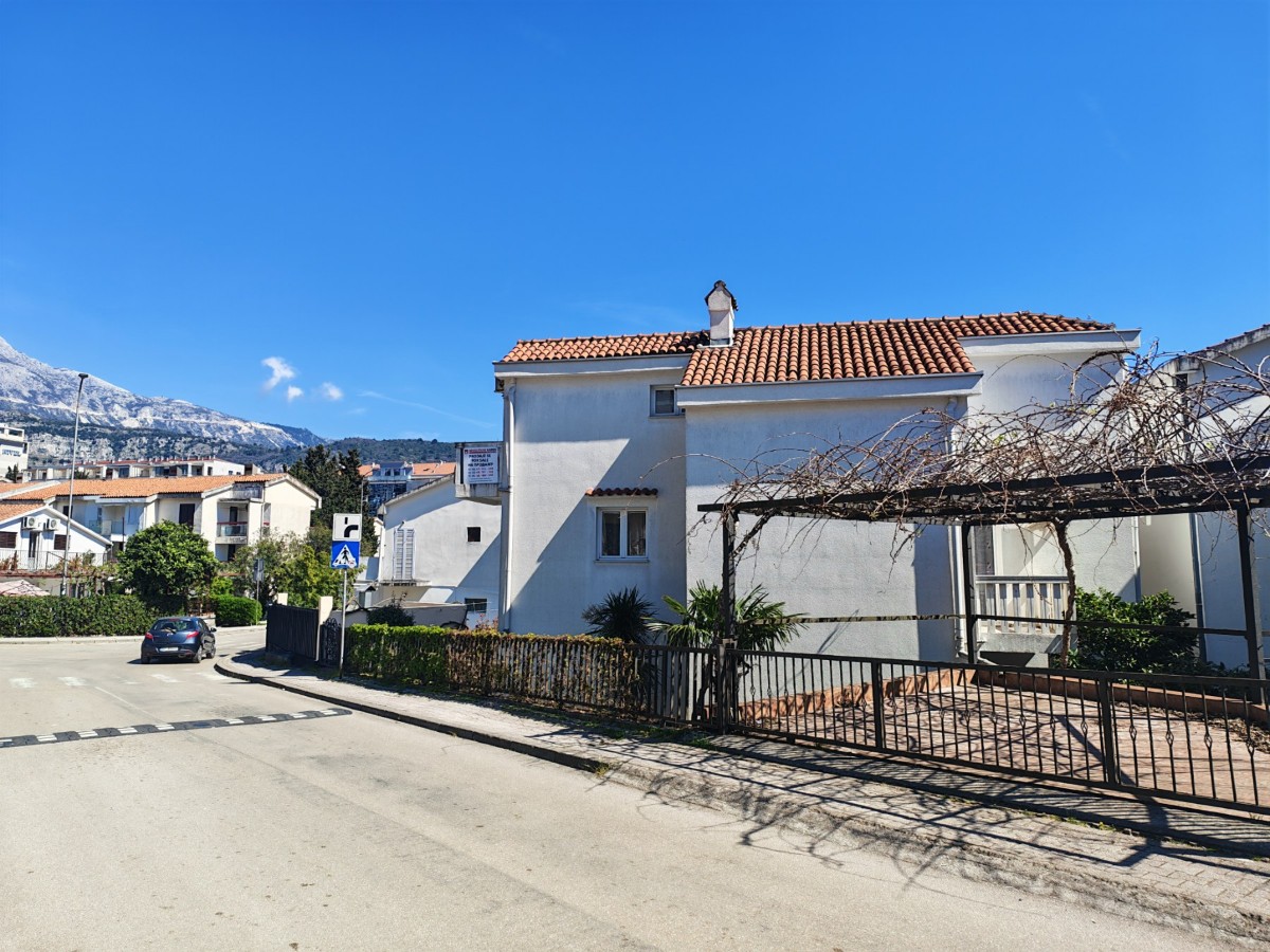 Kuća sa apartmanima bez tereta i ograničenja kod autobuske stanice, Budva