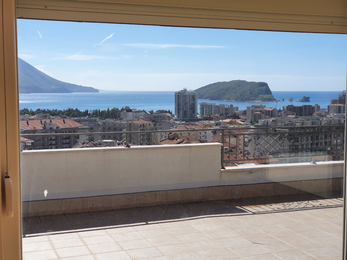 Dvosoban penthouse sa krovnom terasom i pogledom na more, Budva