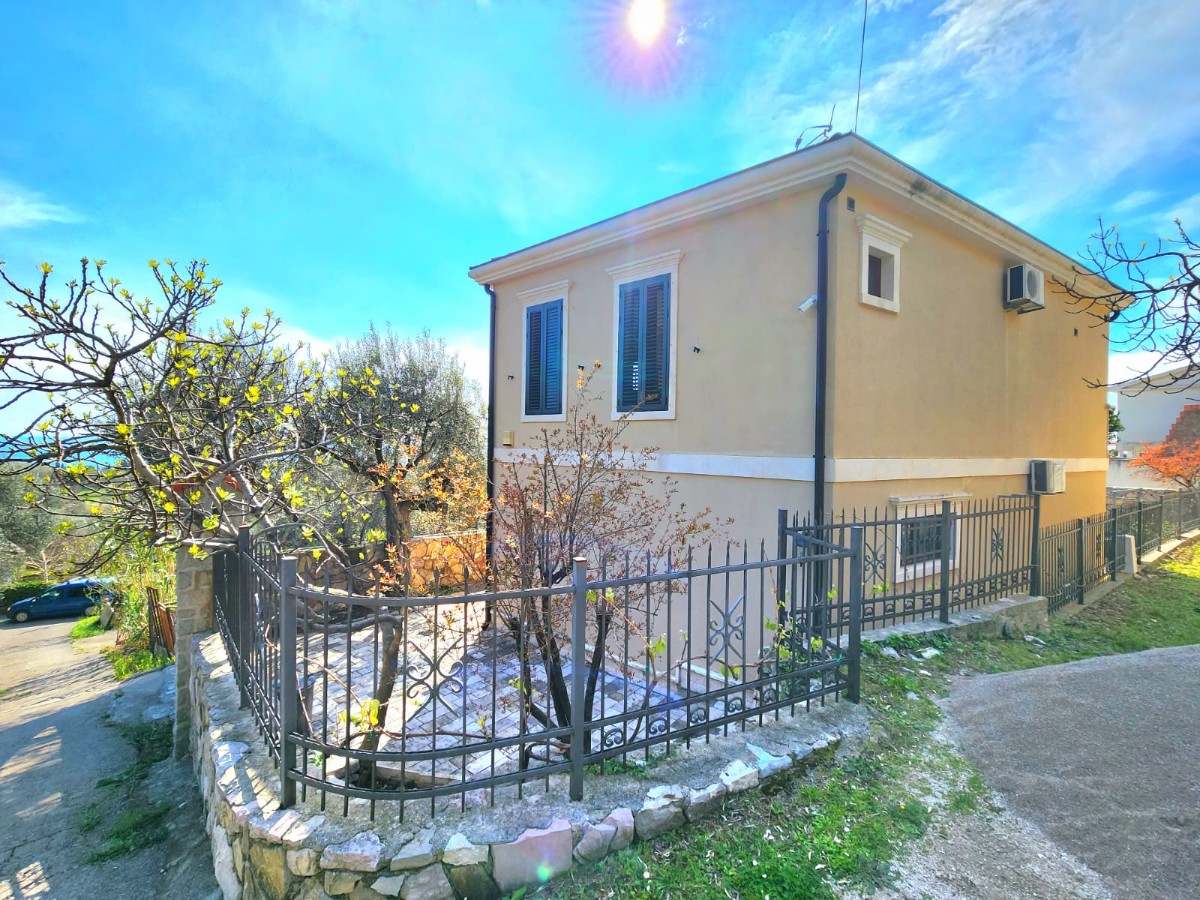 Moderna kuća blizu manastira i mora, Reževići