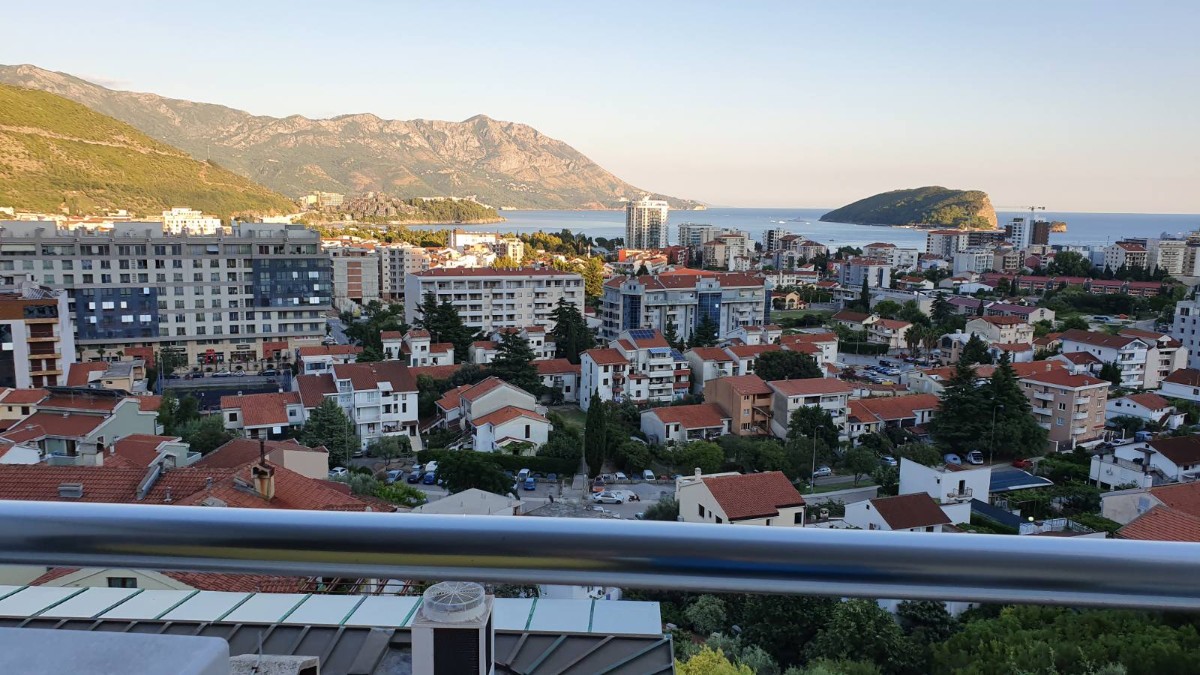 Budva da satılık şehir ve deniz manzaralı ful eşyalı dubleks 3+1 daire